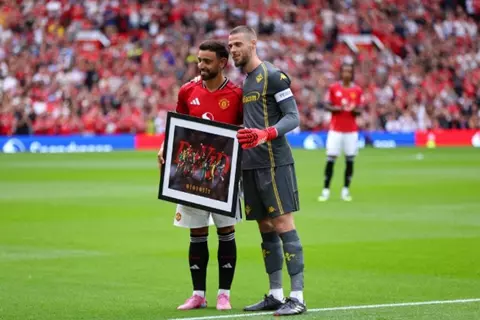 تكريم مؤثر لدي خيا في أولد ترافورد قبل ودية فيورنتينا